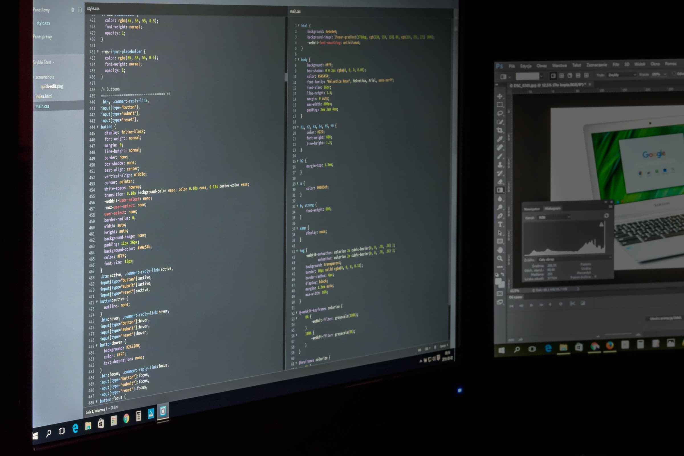 Groot scherm met twee vensters vol code naast elkaar, in een donkere ruimte